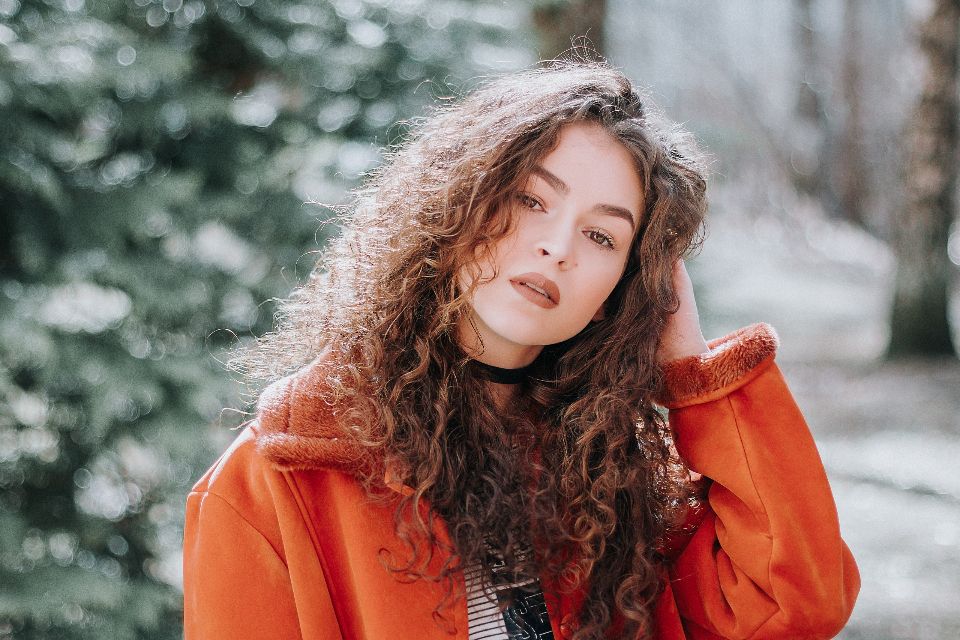 Boucles longues et définies, manteau orange