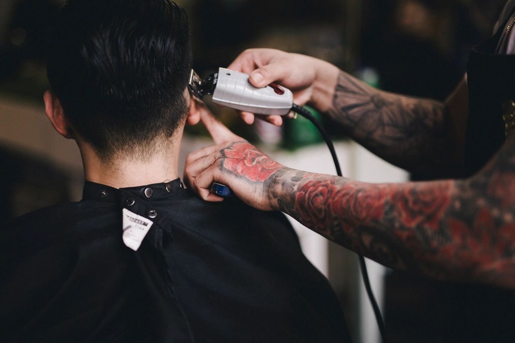 Coupe homme à la tondeuse, nuque dégradée